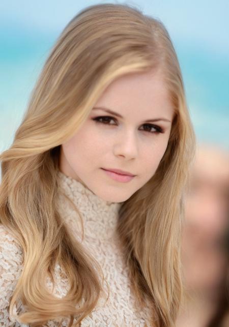 06007-2922191326-erin moriarty    (sharp focus_1.2), portrait, attractive young woman, (beautiful face_1.1), detailed eyes, luscious lips, (eye m.png